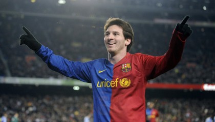 开云下载网址-球迷“热血”撑场：足球狂欢让整个欧洲沸腾，球迷们的疯狂表现令人不得不承认足球的魅力